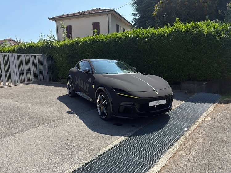 Réalisation en covering APA Ultramatte Black sur Ferrari Purosangue (photo publiée par APA)