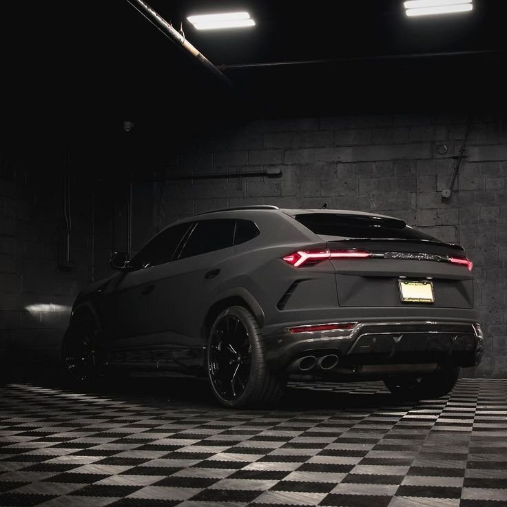 Réalisation en covering APA Ultramatte Black sur Lamborghini Urus (photo publiée par APA)