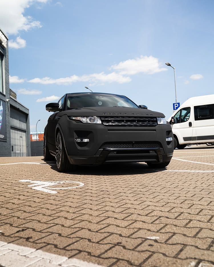 Réalisation en covering APA Ultramatte Black sur Land Rover Range Rover Evoque (photo publiée par APA)