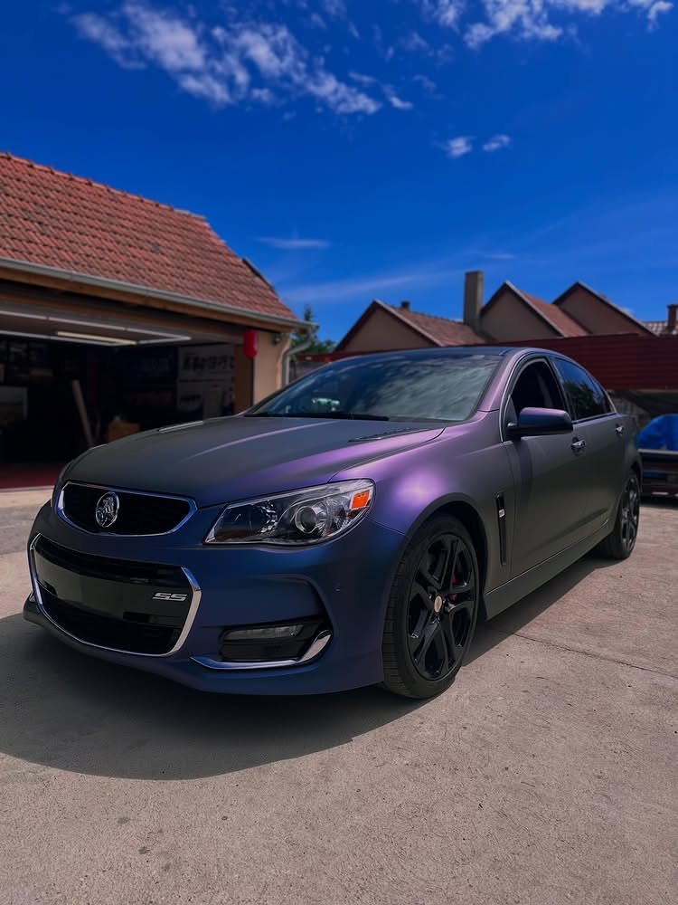 Réalisation en covering APA Satin Gemstone Silverstone Green sur Holden Commodore SS (photo publiée par APA)