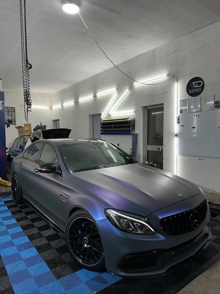 Réalisation en covering APA Satin Gemstone Silverstone Green sur Mercedes-AMG C 63 (photo publiée par APA)
