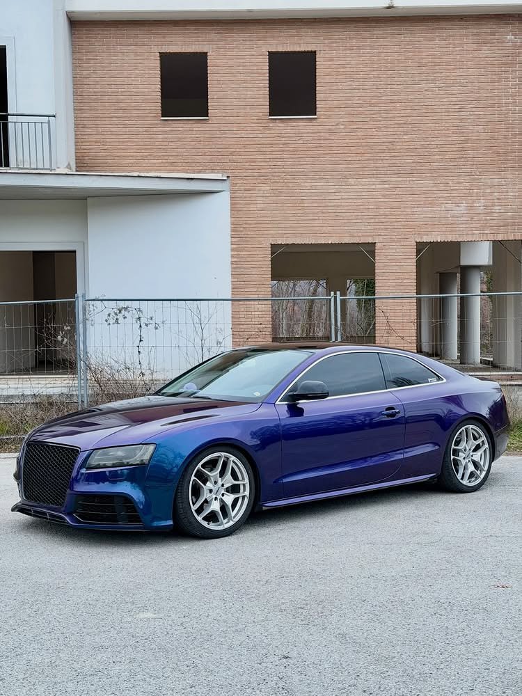 Réalisation en covering APA Gloss Gemstone Sapphire Blue sur Audi A5 (photo publiée par APA)