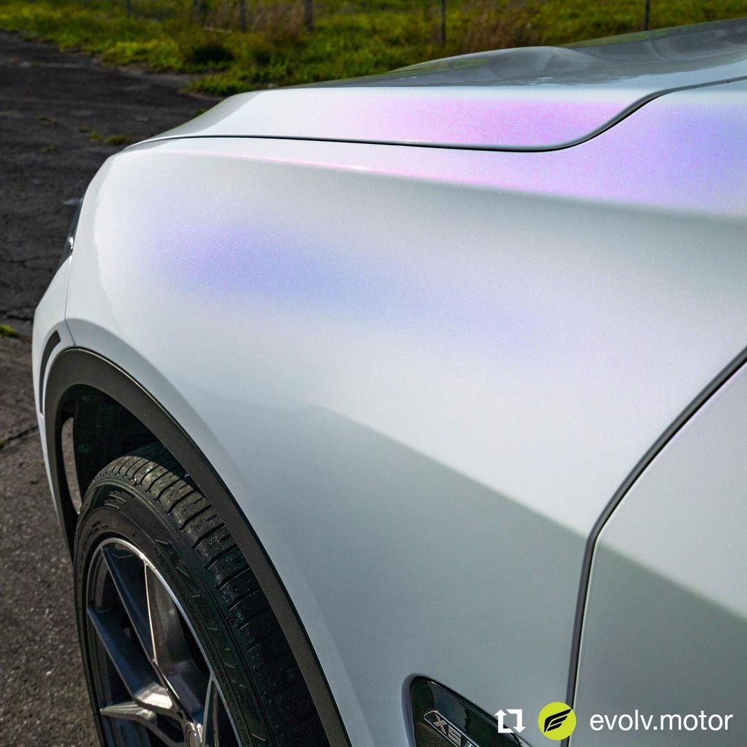 Réalisation en covering APA Gloss Pearl Marshmallow sur une voiture (photo publiée par APA)