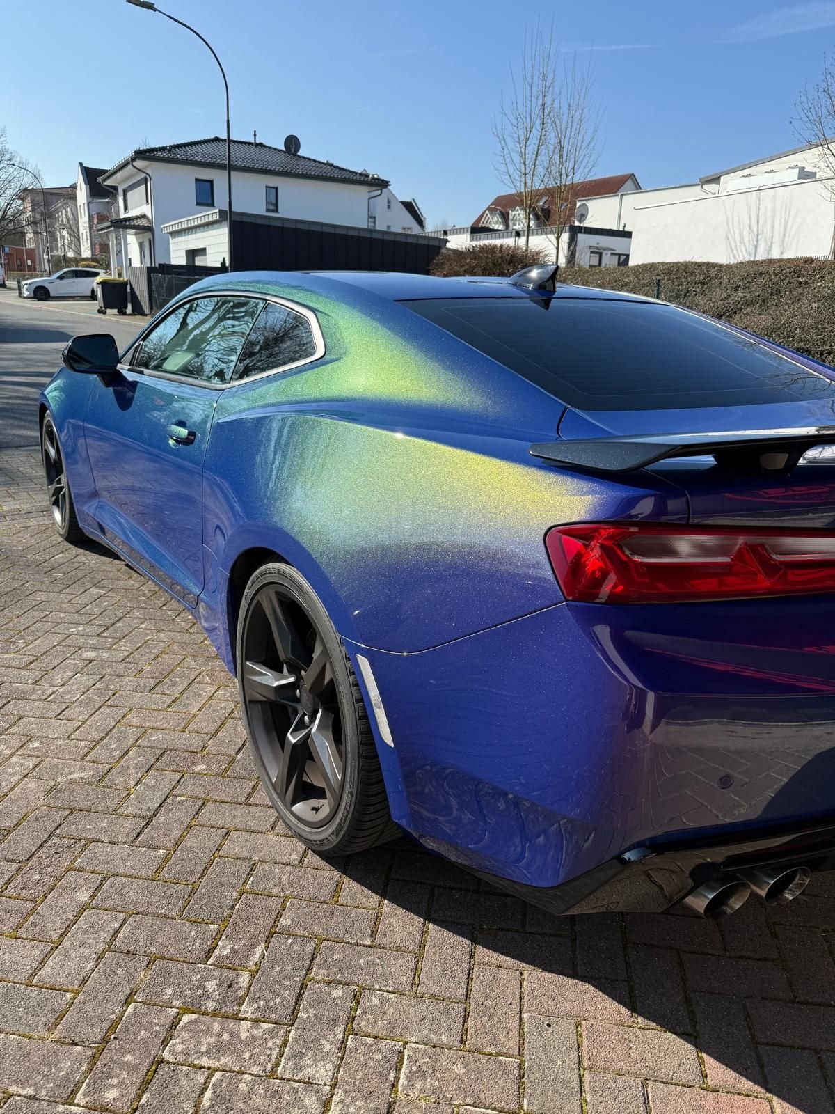 Réalisation en covering APA Gloss Gemstone Amethyst Purple sur Chevrolet Camaro (photo publiée par APA)