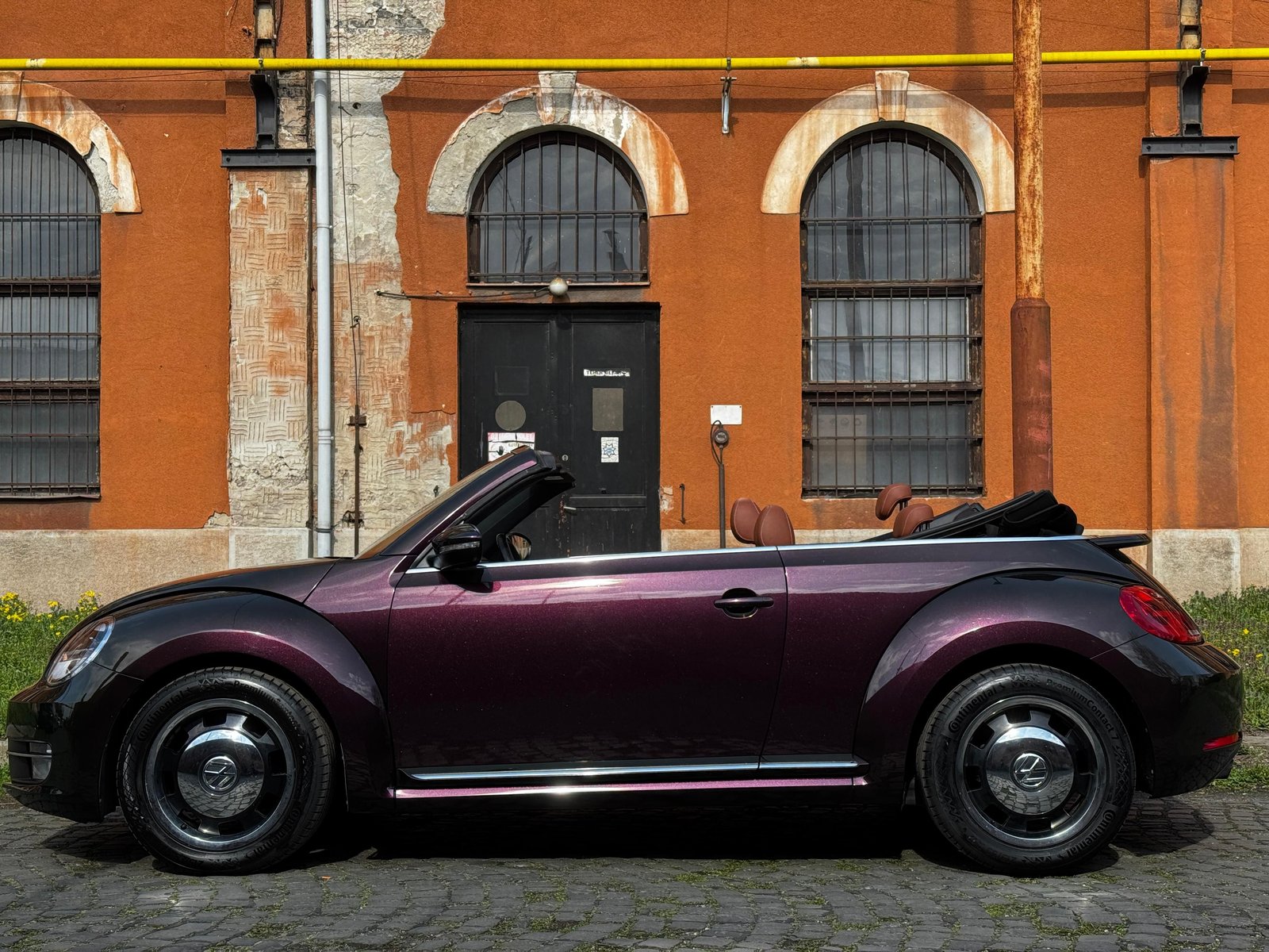 Réalisation en covering APA Gloss Gemstone Garnet Bronze sur Volkswagen Coccinelle (photo publiée par APA)