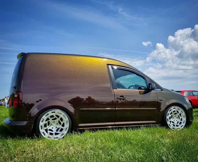 Réalisation en covering APA Gloss Metallic Carnage Red sur Volkswagen Caddy (photo publiée par APA)