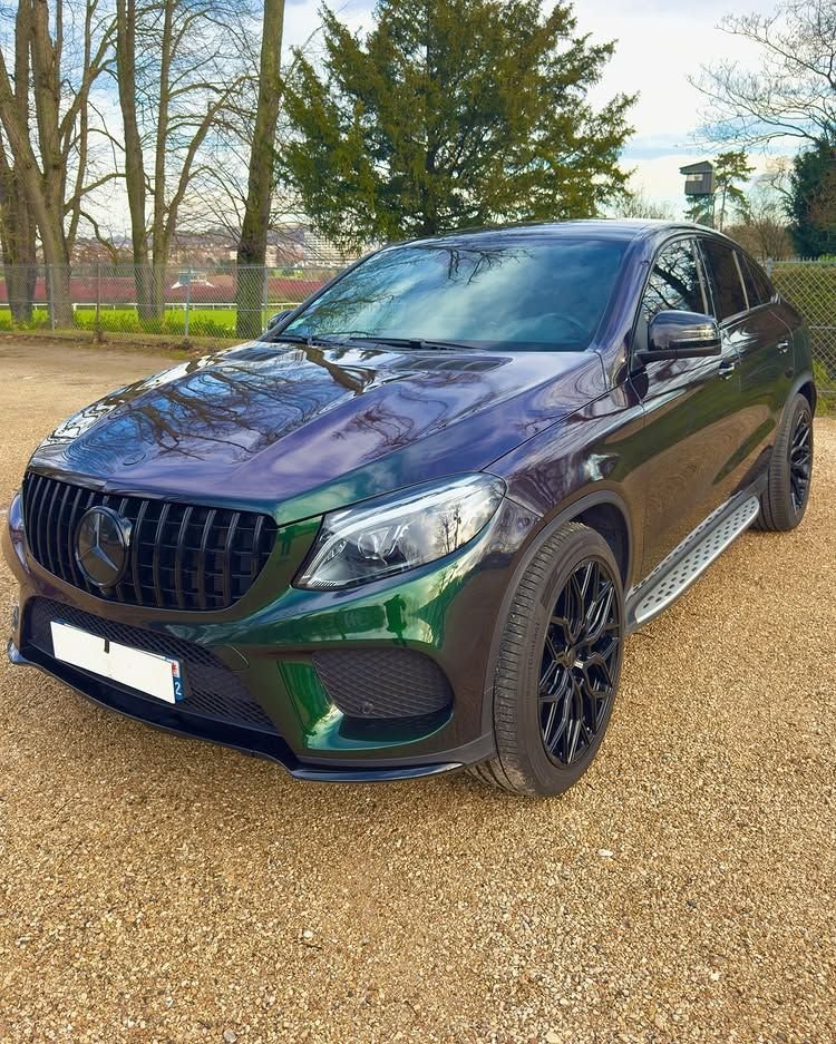 Réalisation en covering APA Gloss Metallic Bacchus Bash sur une voiture (photo publiée par APA)