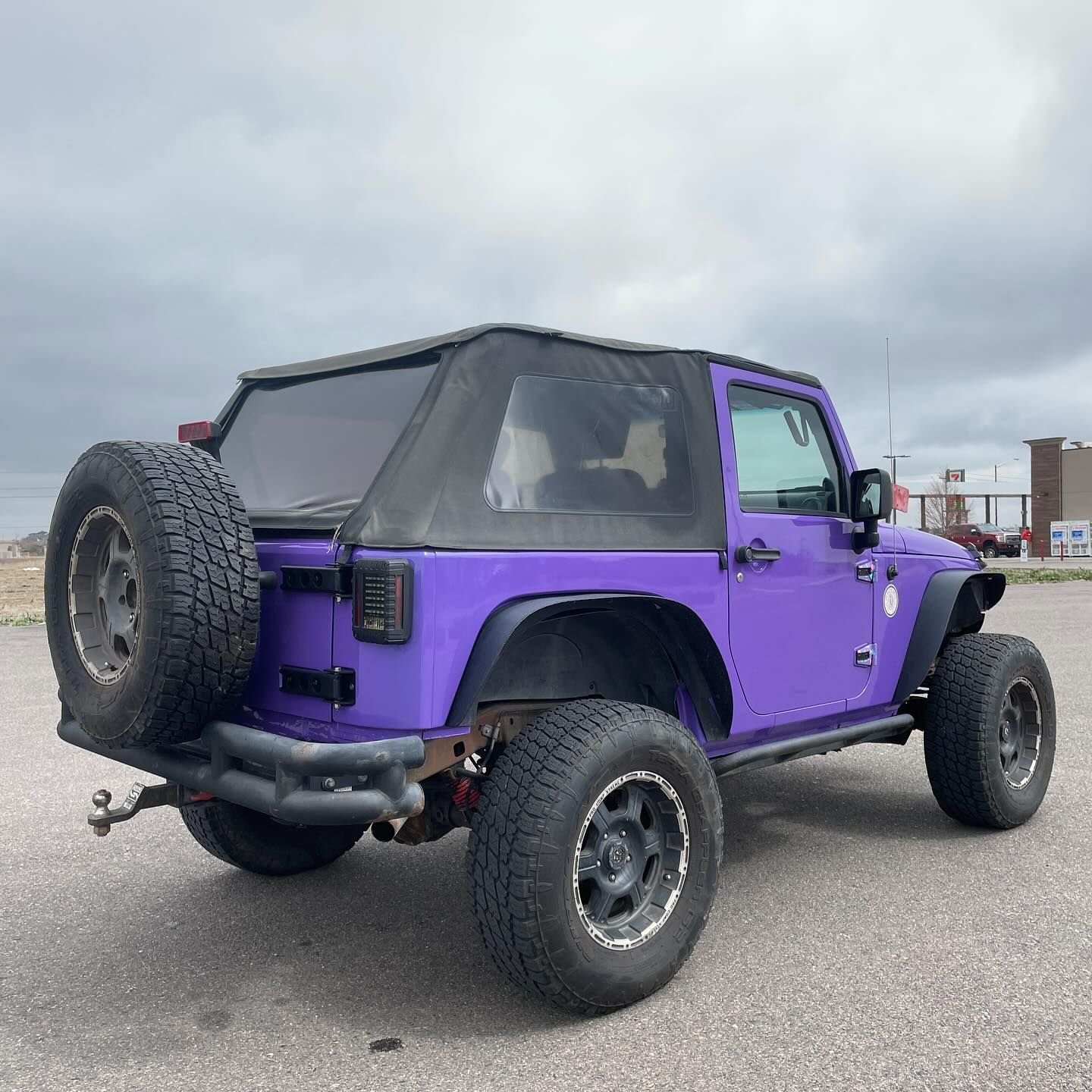 Réalisation en covering APA Gloss Metallic Booyah Purp sur Jeep Wrangler (photo publiée par APA)