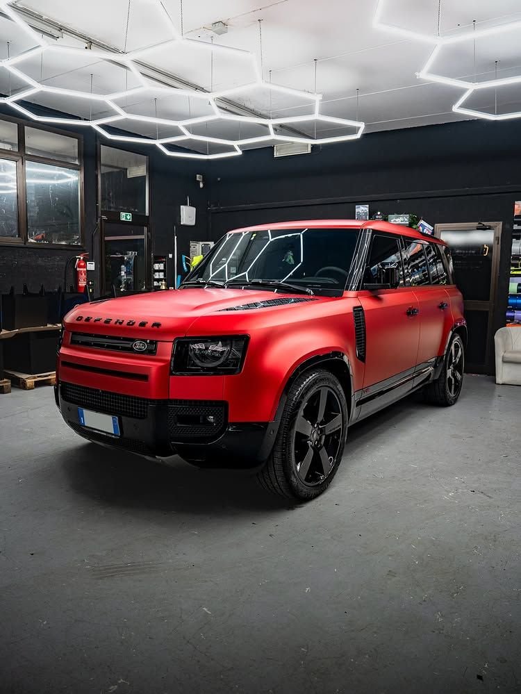 Réalisation en covering APA Satin Metal Rosso Spicey sur Land Rover Defender (photo publiée par APA)