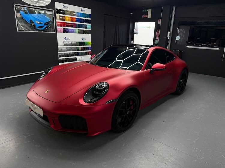 APA JP/983.8 – Satin Metal Rosso Spicey – Vinyles Covering Satinés APA® voiture