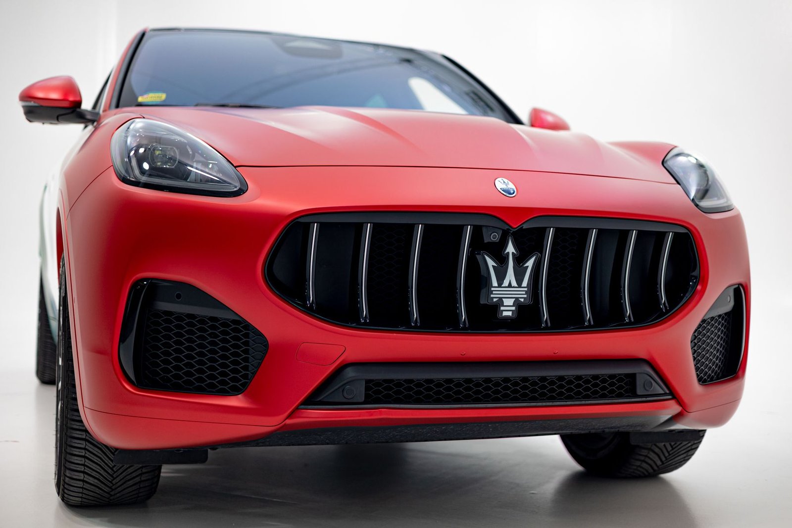 Réalisation en covering APA Satin Metal Rosso Spicey sur une voiture (photo publiée par APA)