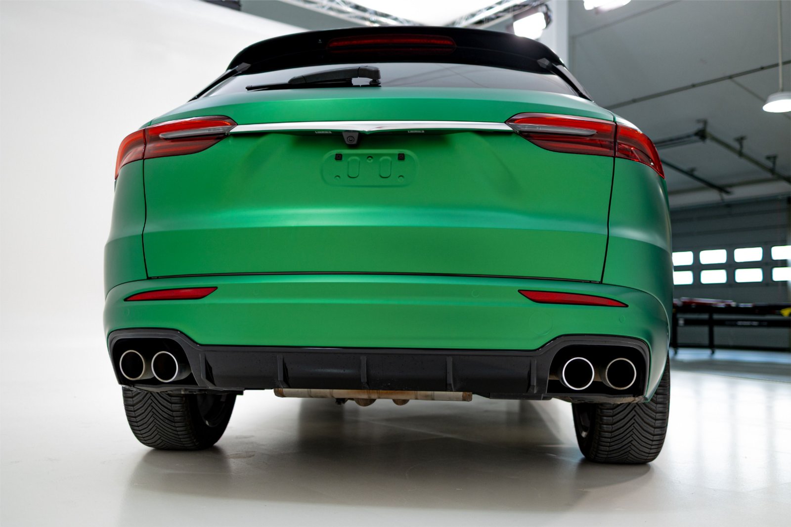 Réalisation en covering APA Satin Metal Verde Lux sur une voiture (photo publiée par APA)