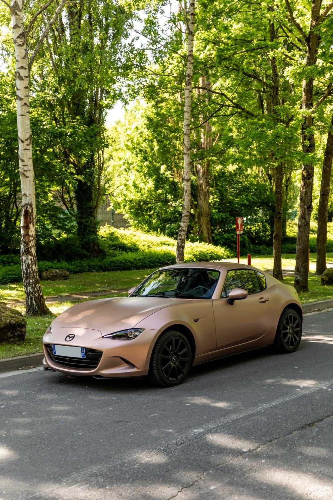 Réalisation en covering APA Satin Metallic Rose Gold sur Mazda MX-5 RF (photo publiée par APA)