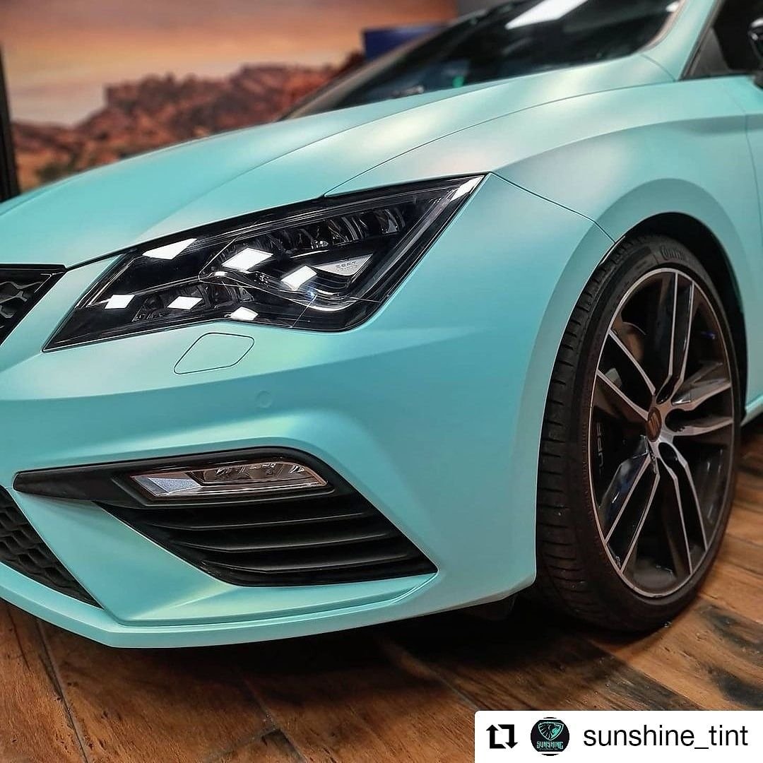 Réalisation en covering APA Satin Metal Hawaii Mint sur SEAT Leon (photo publiée par APA)