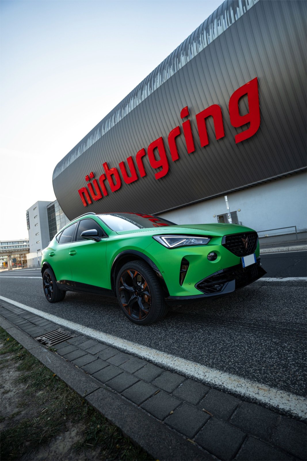Réalisation en covering APA Satin Metal Goldzilla sur Cupra Formentor (photo publiée par APA)