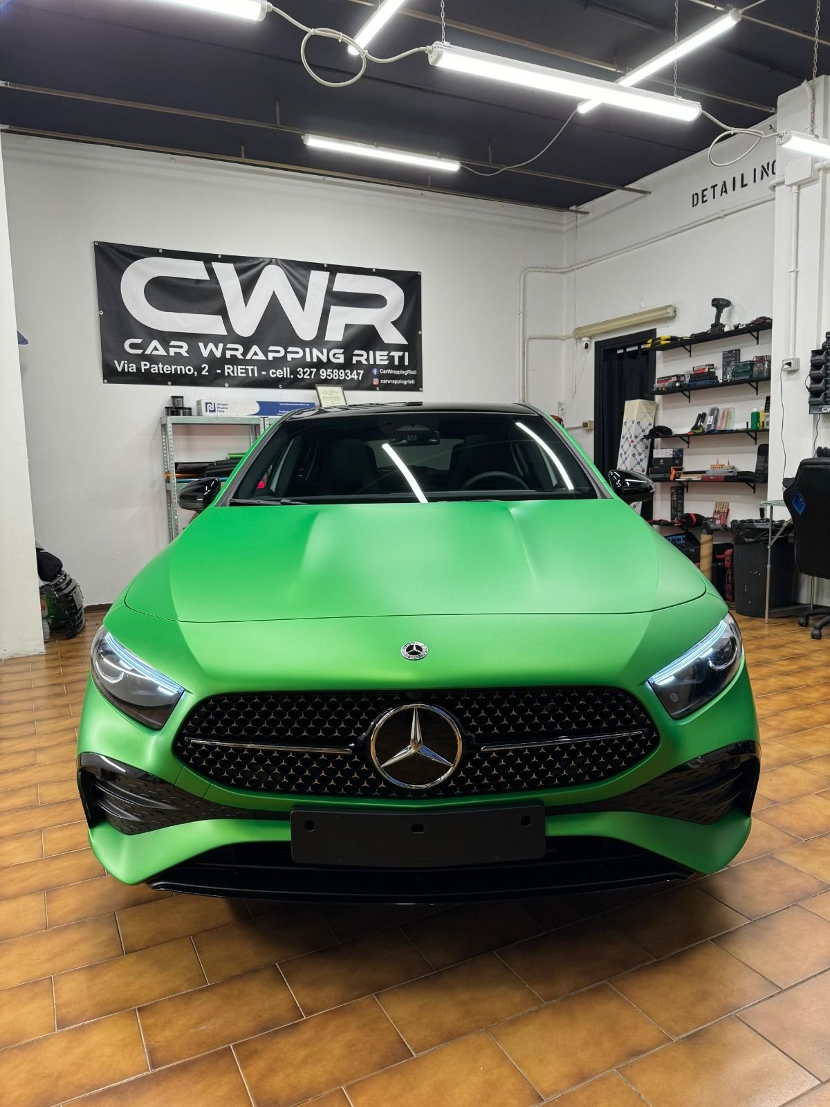 Réalisation en covering APA Satin Metal Goldzilla sur Mercedes Classe A (photo publiée par APA)