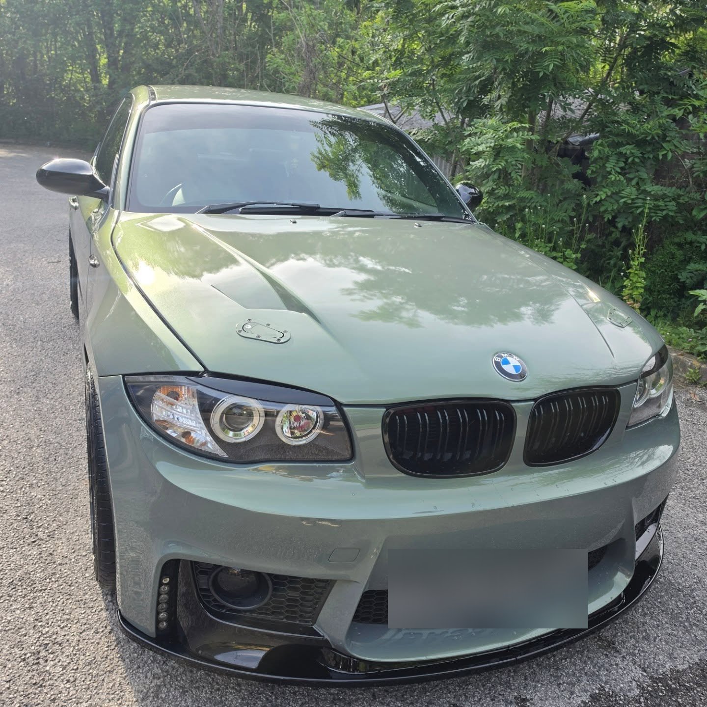 Réalisation en covering APA Gloss Metallic Garden Glow sur BMW Série 1 (photo publiée par APA)