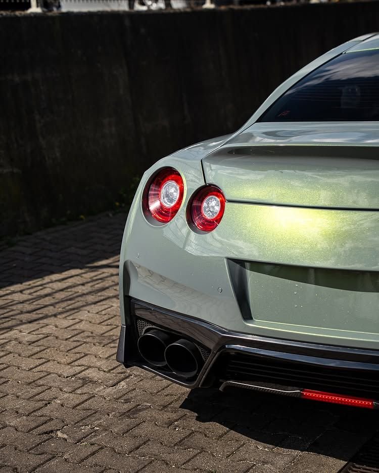 Réalisation en covering APA Gloss Metallic Garden Glow sur Nissan GT-R (photo publiée par APA)