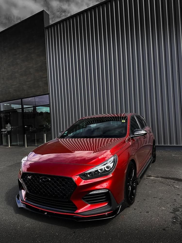 Réalisation en covering APA Gloss Metallic Dead Red sur Hyundai i30 N (photo publiée par APA)