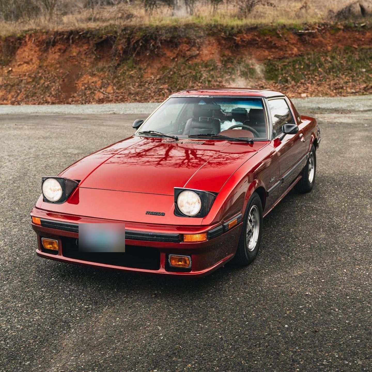 Réalisation en covering APA Gloss Metallic Dead Red sur Mazda RX-7 (photo publiée par APA)