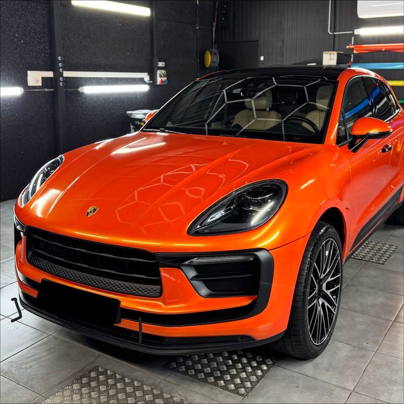 Réalisation en covering APA Gloss Metal Electric Sunset sur Porsche Macan (photo publiée par APA)