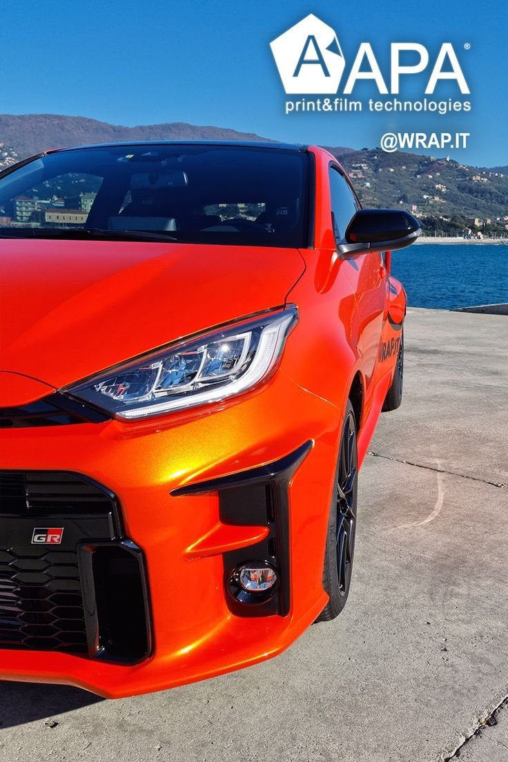 Réalisation en covering APA Gloss Metal Electric Sunset sur Toyota GR Yaris (photo publiée par APA)