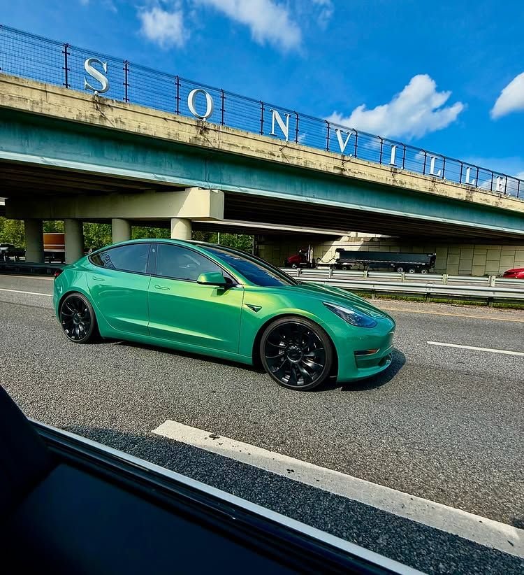 Réalisation en covering APA Gloss Metallic Green Go sur Tesla Model 3 (photo publiée par APA)