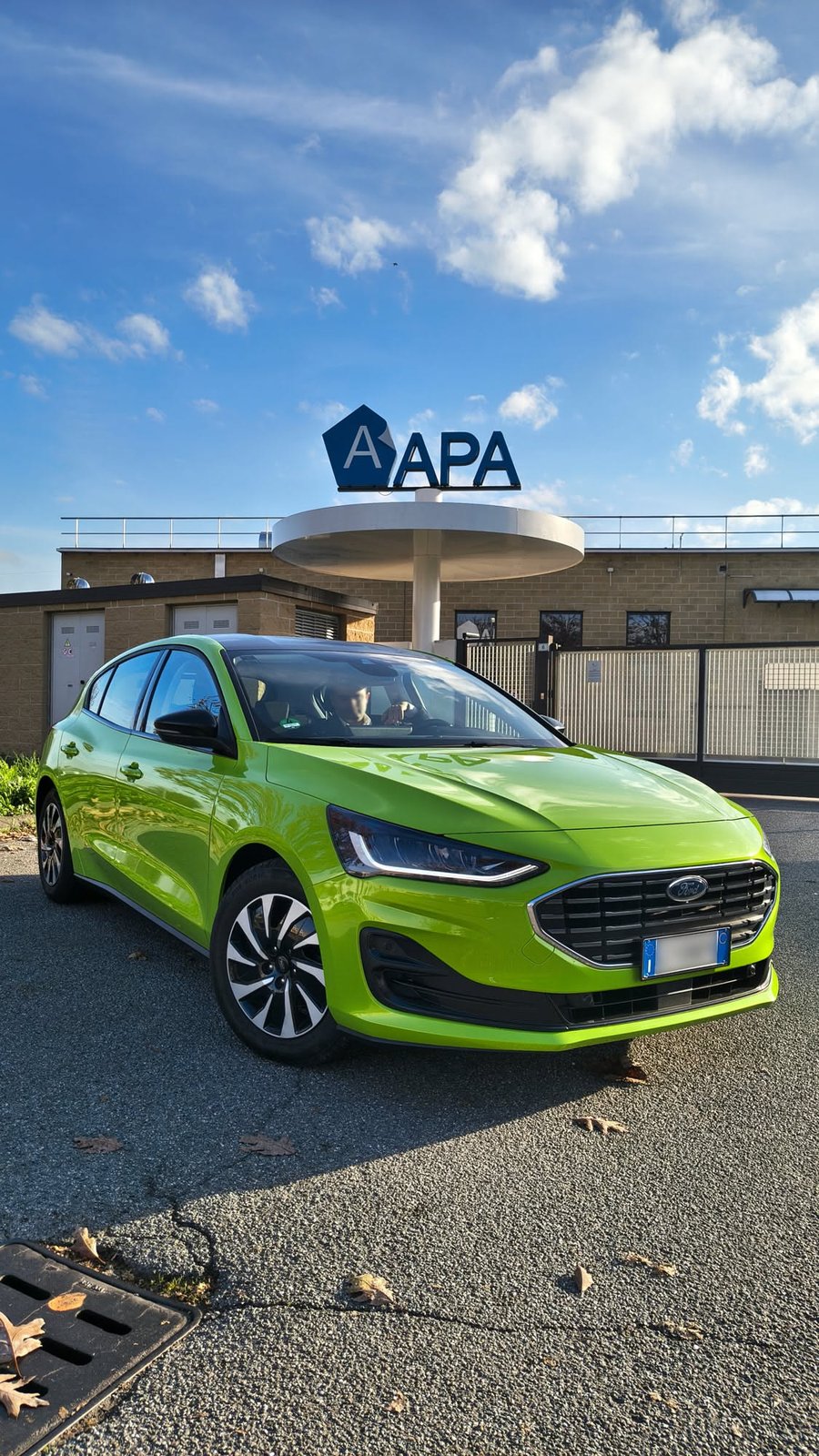 Réalisation en covering APA Gloss Metal Kryptonite sur Ford Focus (photo publiée par APA)