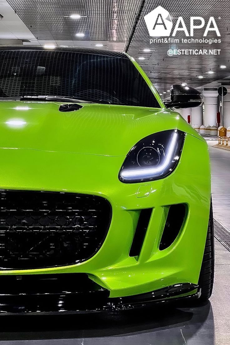 Réalisation en covering APA Gloss Metal Kryptonite sur Jaguar F-Type (photo publiée par APA)