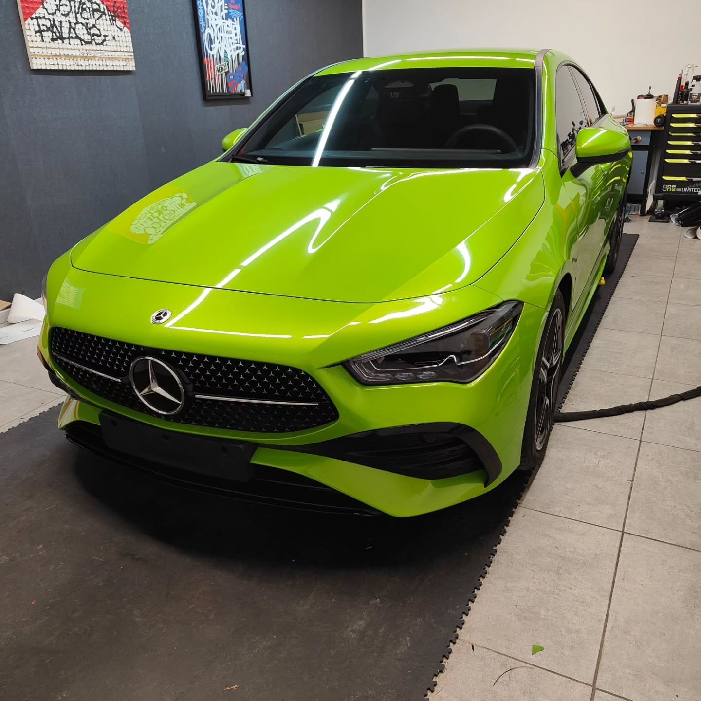 Réalisation en covering APA Gloss Metal Kryptonite sur Mercedes CLA (photo publiée par APA)