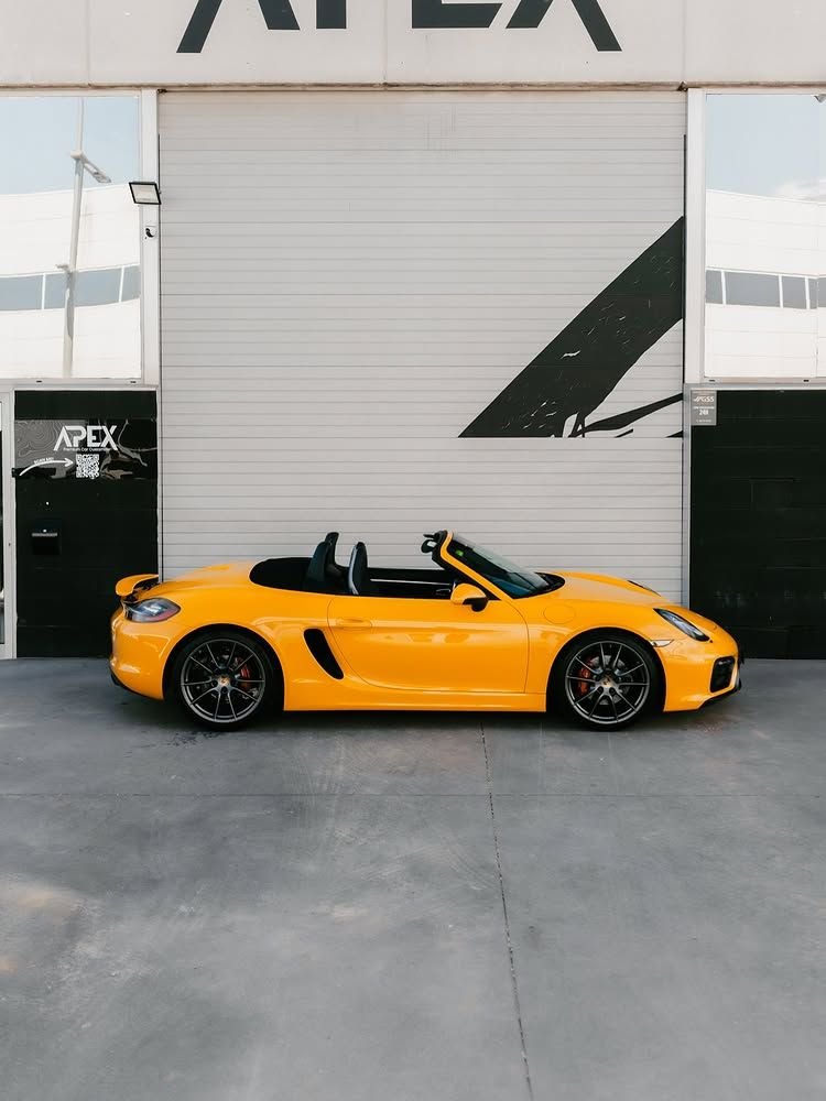 Réalisation en covering APA Gloss Signal Yellow sur Porsche Boxster GTS (photo publiée par APA)