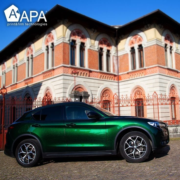 Réalisation en covering APA Gloss Metallic Racing Green sur Alfa Romeo Stelvio (photo publiée par APA)