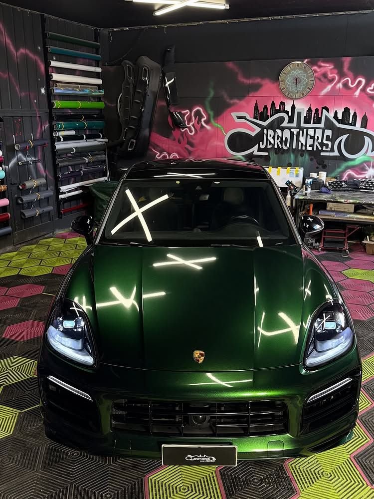 Réalisation en covering APA Gloss Metallic Racing Green sur Porsche Cayenne (photo publiée par APA)