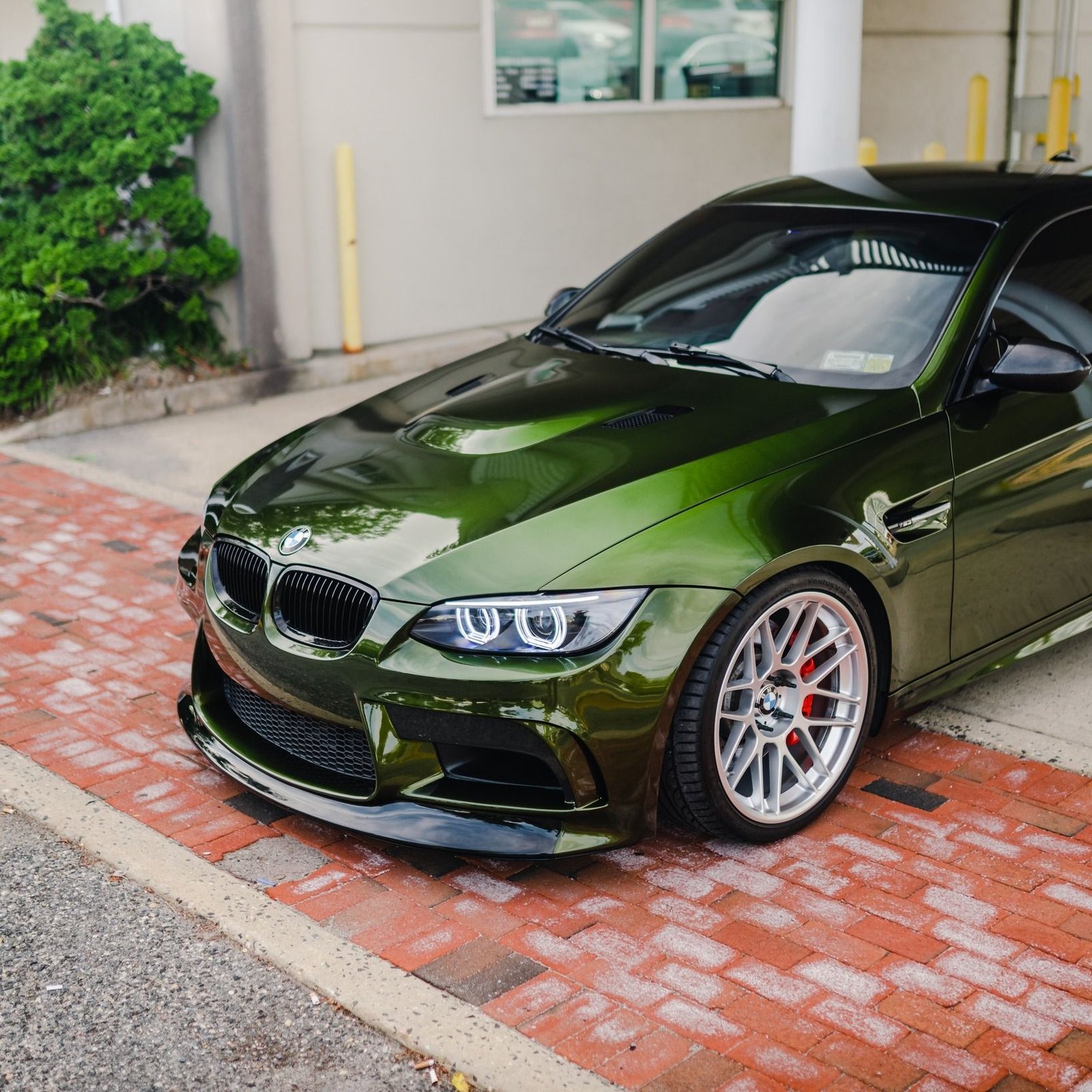 Réalisation en covering APA Gloss Metallic Billionaire Green sur BMW M3 (photo publiée par APA)