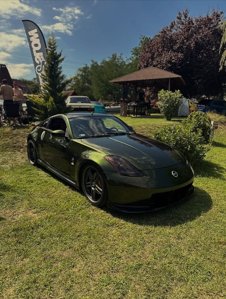 Réalisation en covering APA Gloss Metallic Billionaire Green sur Nissan 350Z (photo publiée par APA)
