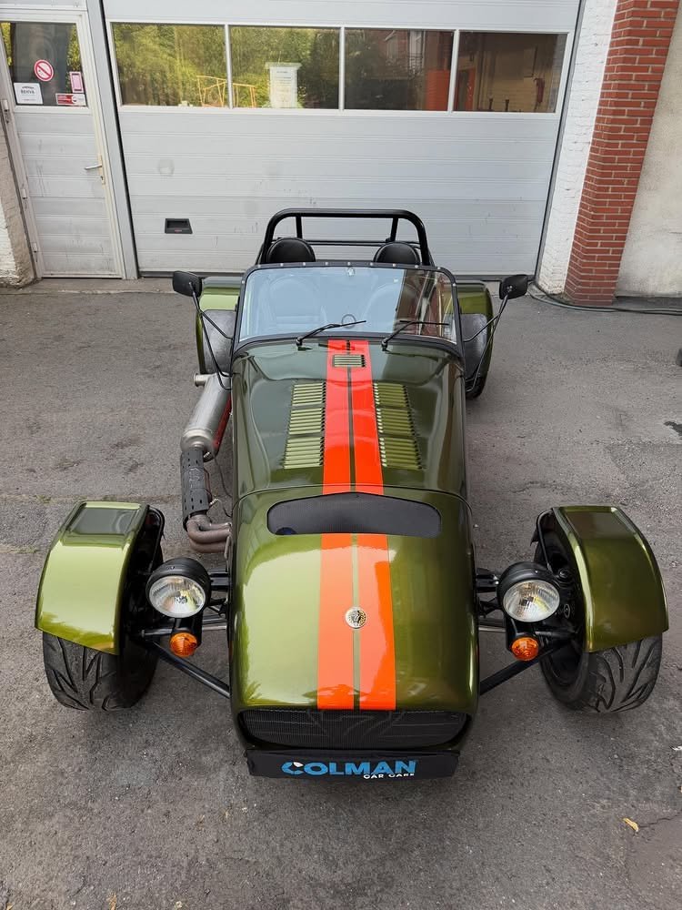 Réalisation en covering APA Gloss Metallic Billionaire Green sur une voiture (photo publiée par APA)