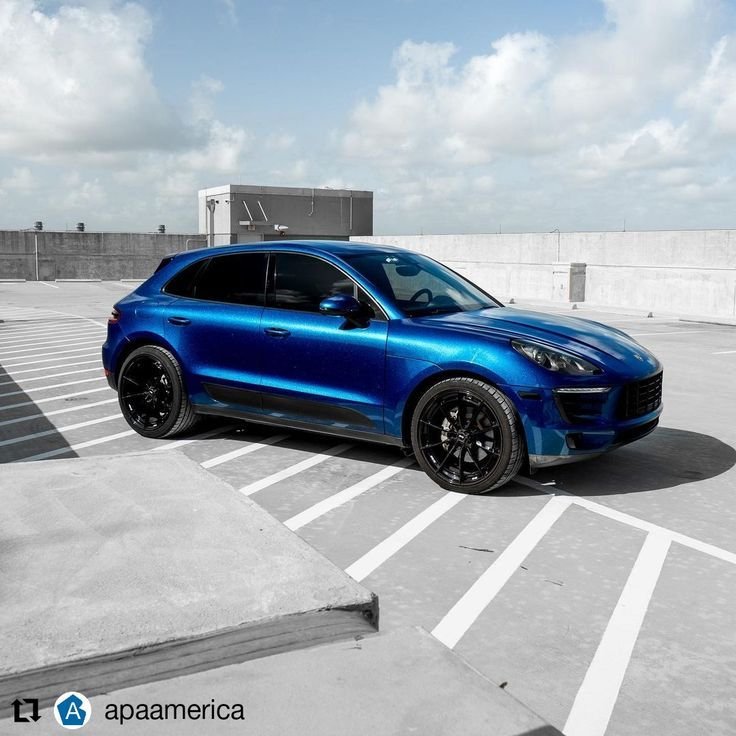 Réalisation en covering APA Gloss Metallic Space Blue sur Porsche Macan (photo publiée par APA)