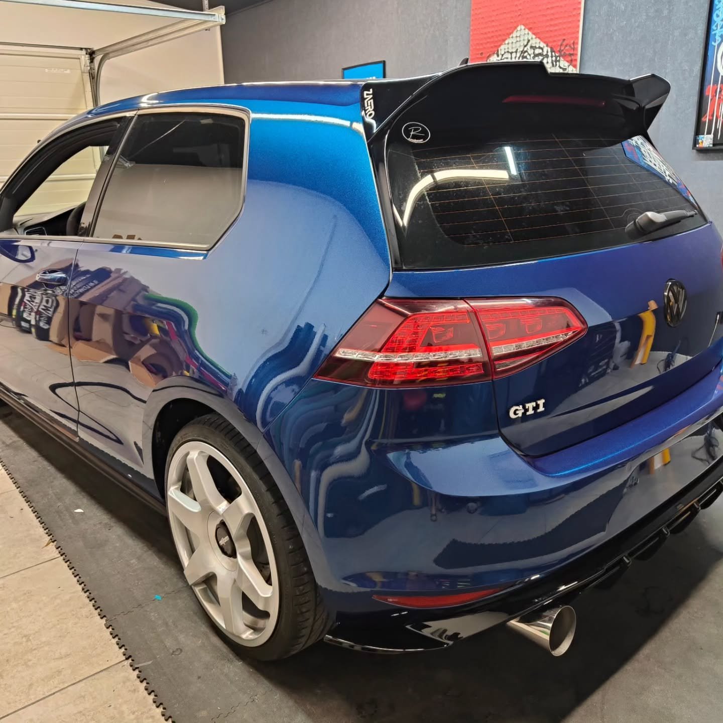 Réalisation en covering APA Gloss Metallic Space Blue sur Volkswagen Golf GTI (photo publiée par APA)