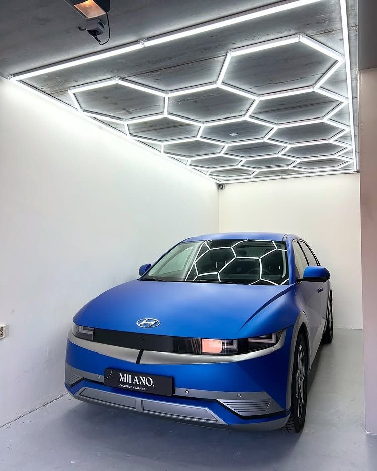 Réalisation en covering APA Satin Candy Blue sur Hyundai Ioniq 5 (photo publiée par APA)