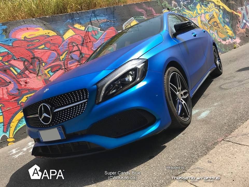 Réalisation en covering APA Satin Candy Blue sur Mercedes Classe A (photo publiée par APA)