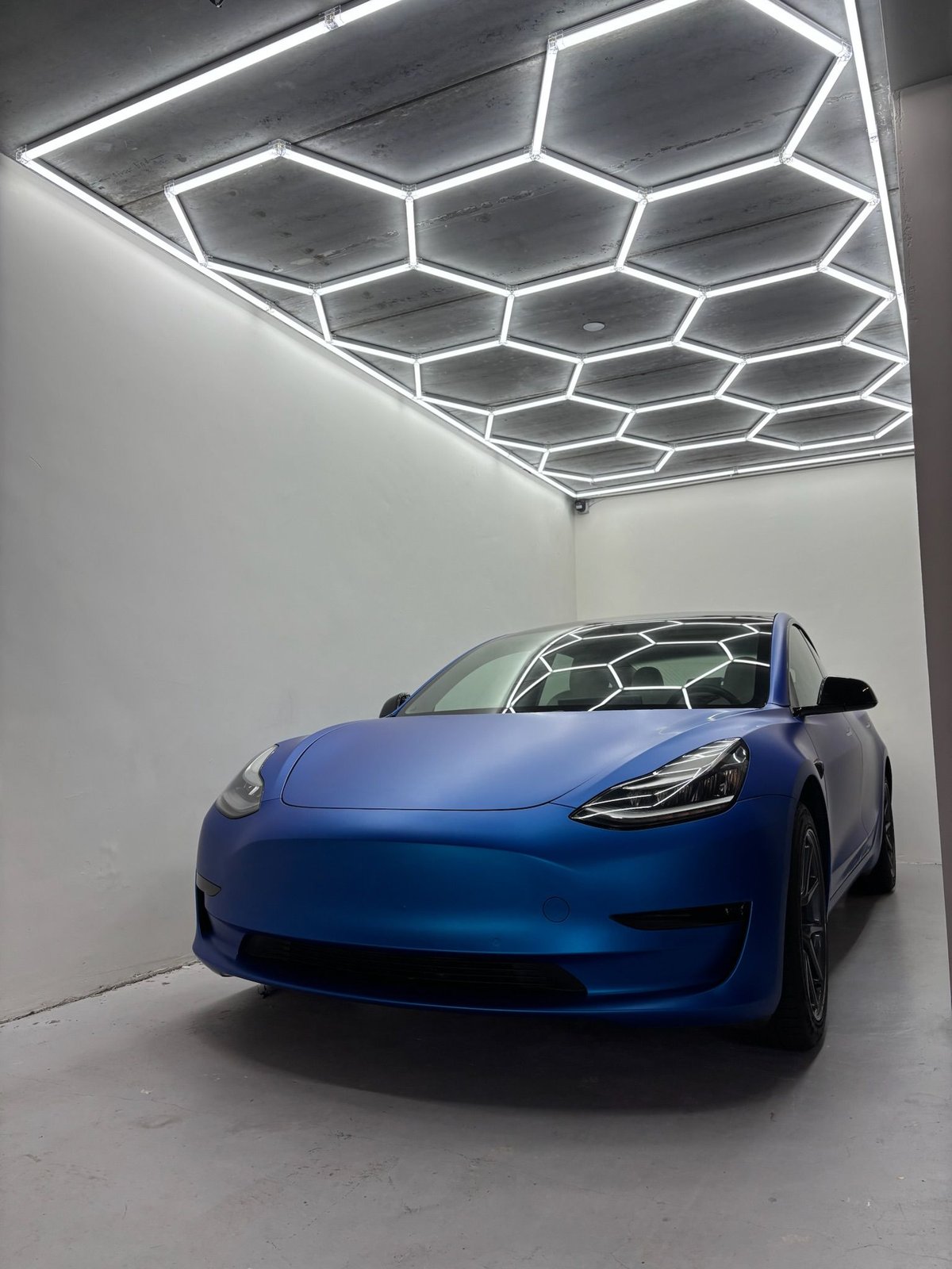 Réalisation en covering APA Satin Candy Blue sur Tesla Model 3 (photo publiée par APA)