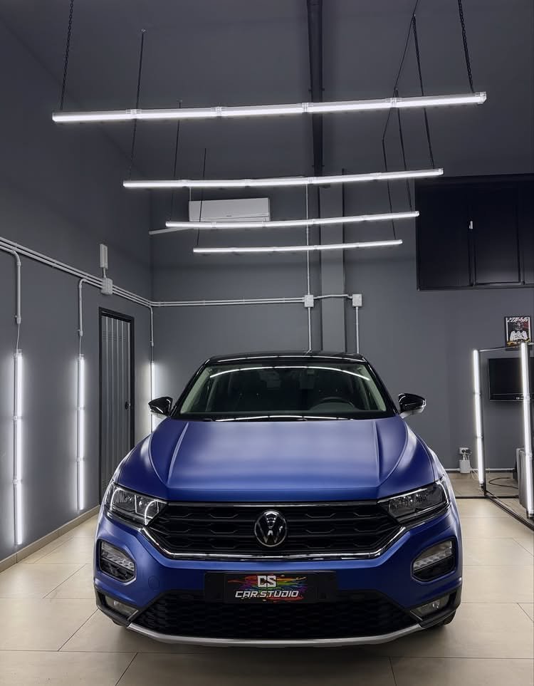 Réalisation en covering APA Satin Candy Blue sur Volkswagen T-Roc (photo publiée par APA)