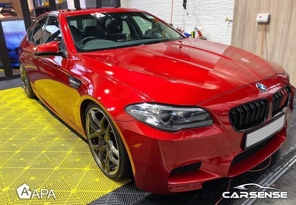 Réalisation en covering APA Gloss Candy Fire Red sur BMW Série 5 (photo publiée par APA)