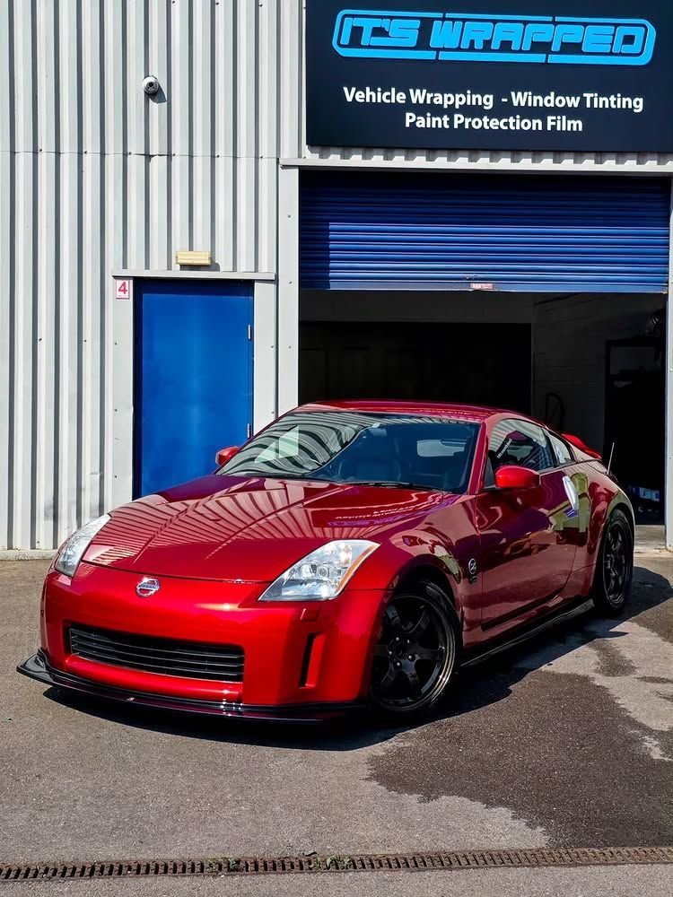 Réalisation en covering APA Gloss Candy Fire Red sur Nissan 350Z (photo publiée par APA)