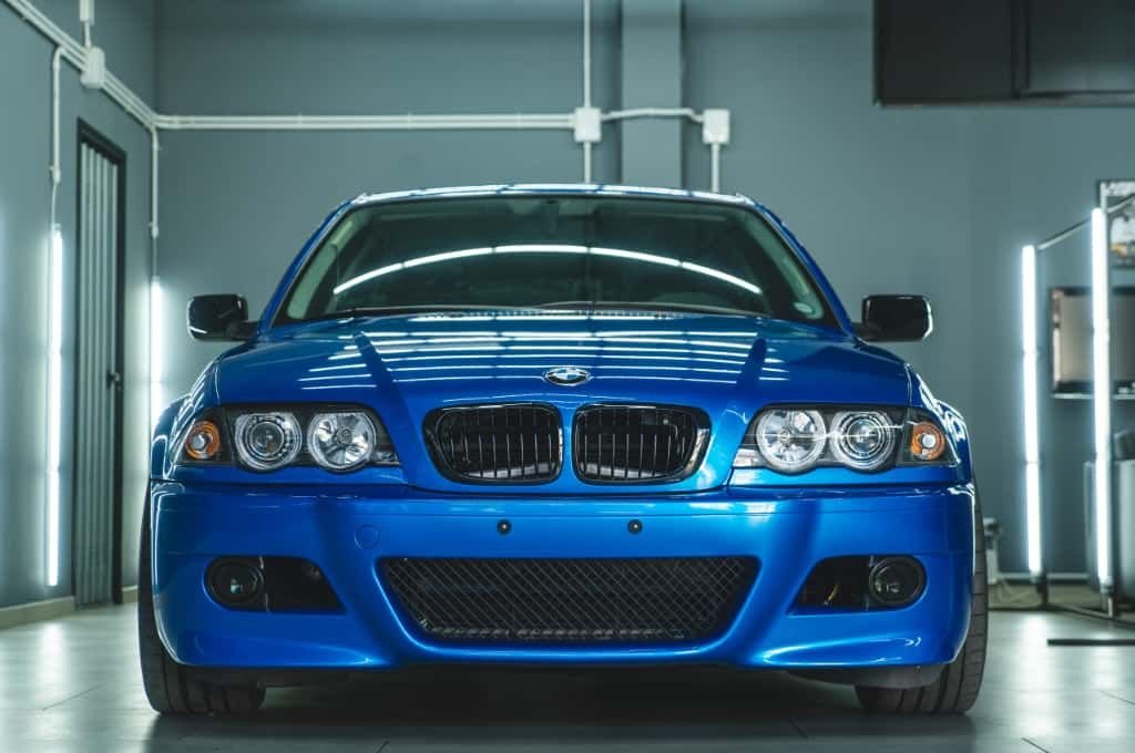Réalisation en covering APA Gloss Candy Blue sur BMW Série 3 (photo publiée par APA)
