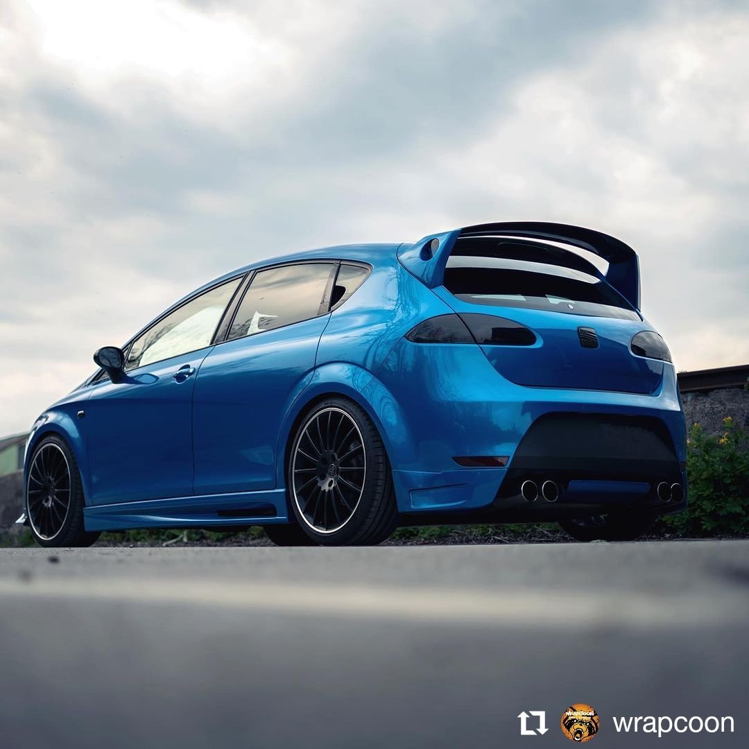 Réalisation en covering APA Gloss Candy Blue sur SEAT Leon (photo publiée par APA)