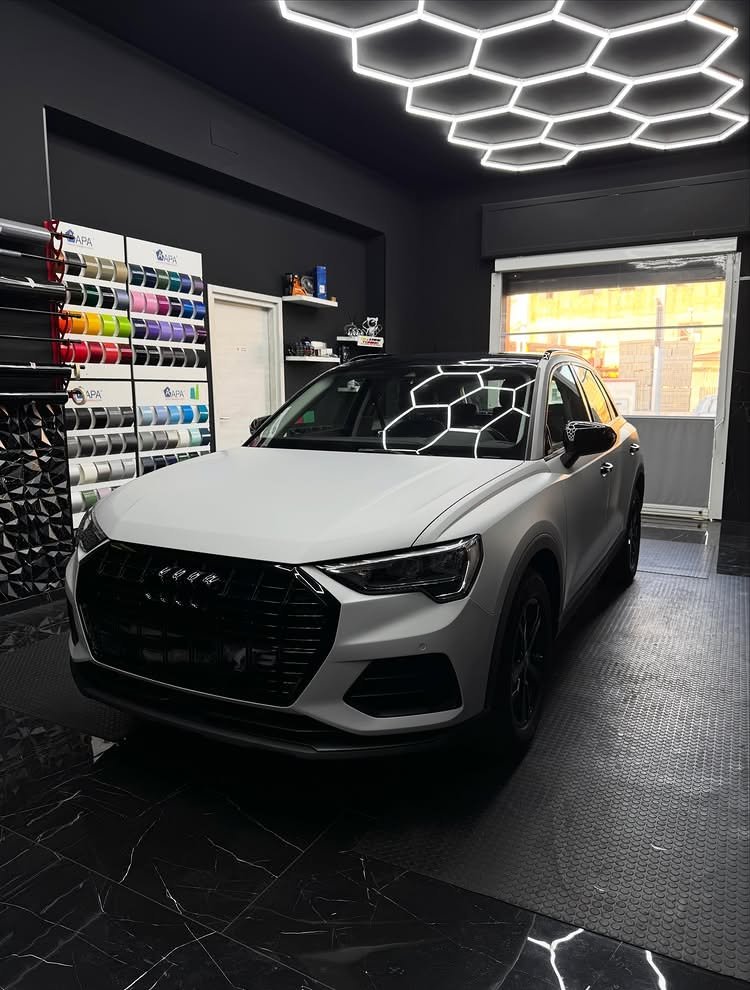 Réalisation en covering APA Satin Manhattan Grey sur Audi Q3 (photo publiée par APA)