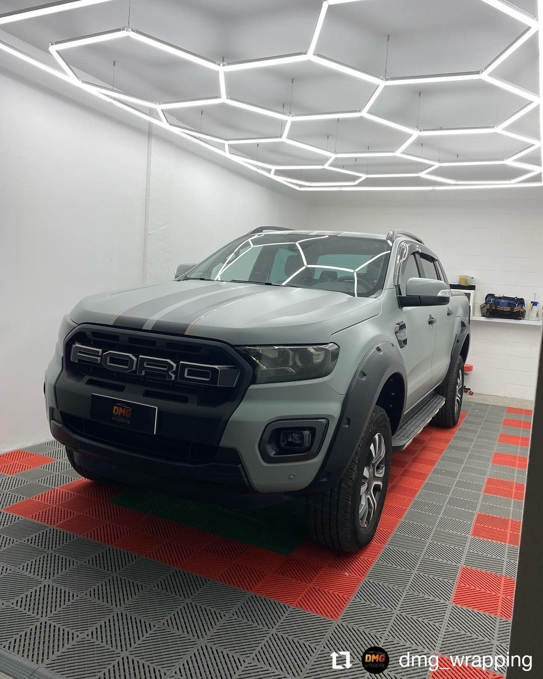 Réalisation en covering APA Satin Lunar Rock sur Ford Ranger (photo publiée par APA)