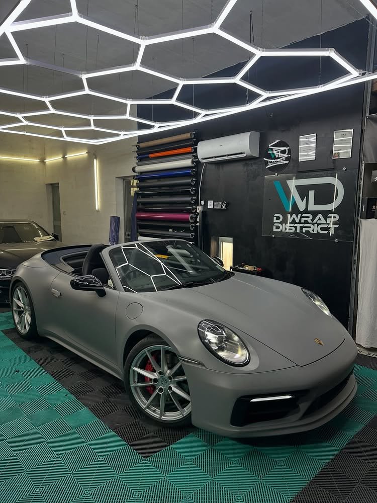 Réalisation en covering APA Satin Rainstorm Grey sur Porsche 911 (photo publiée par APA)