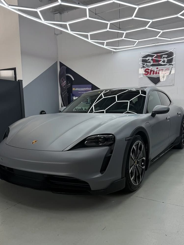 Réalisation en covering APA Satin Rainstorm Grey sur Porsche Taycan (photo publiée par APA)
